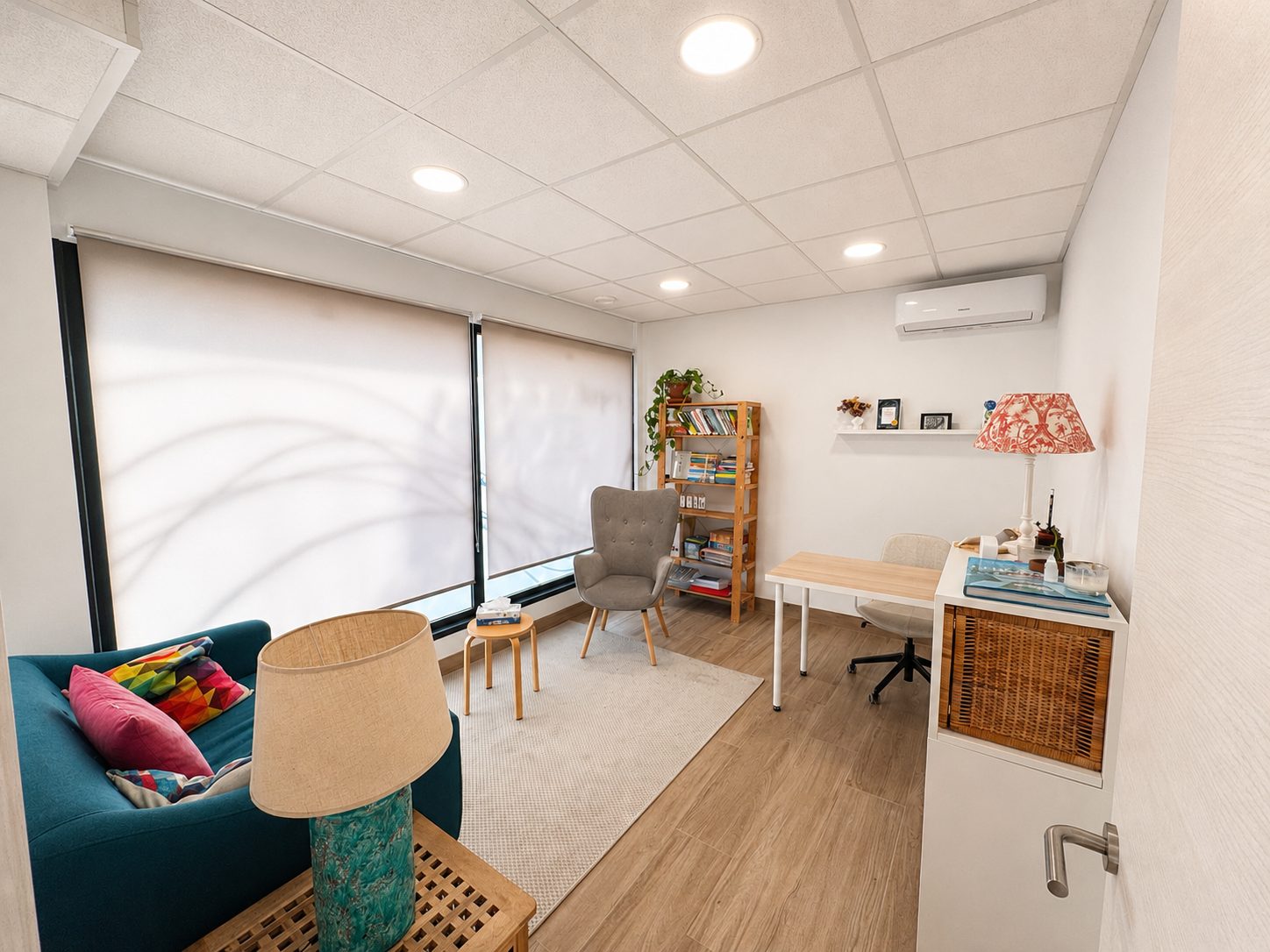 Sala Petita — escritorio y estanterías