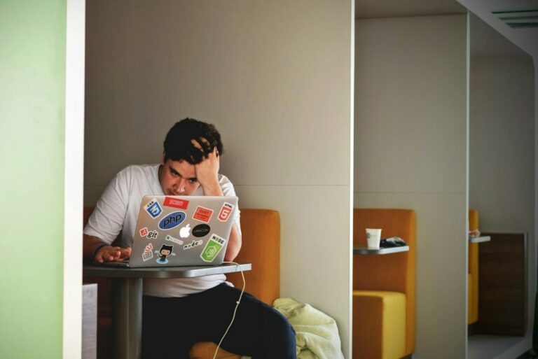 Microdecisiones laborales y salud mental: cómo afectan tu bienestar
