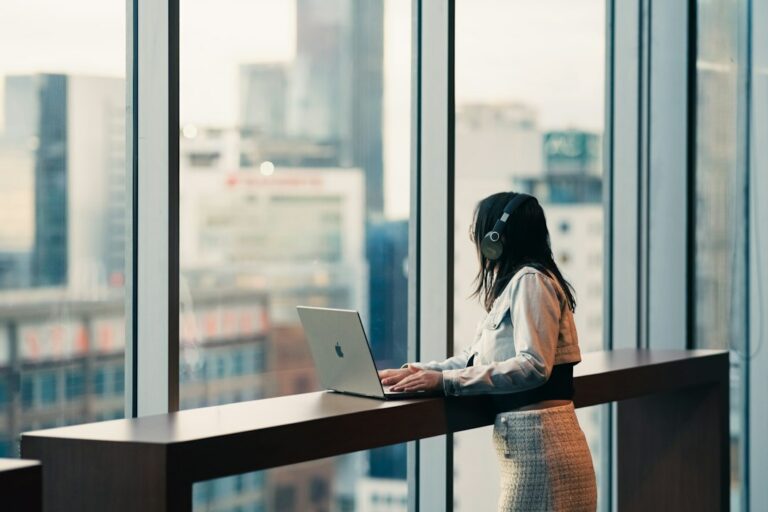 Cómo Reducir la Incertidumbre Laboral con Estrategias de Gestión Emocional